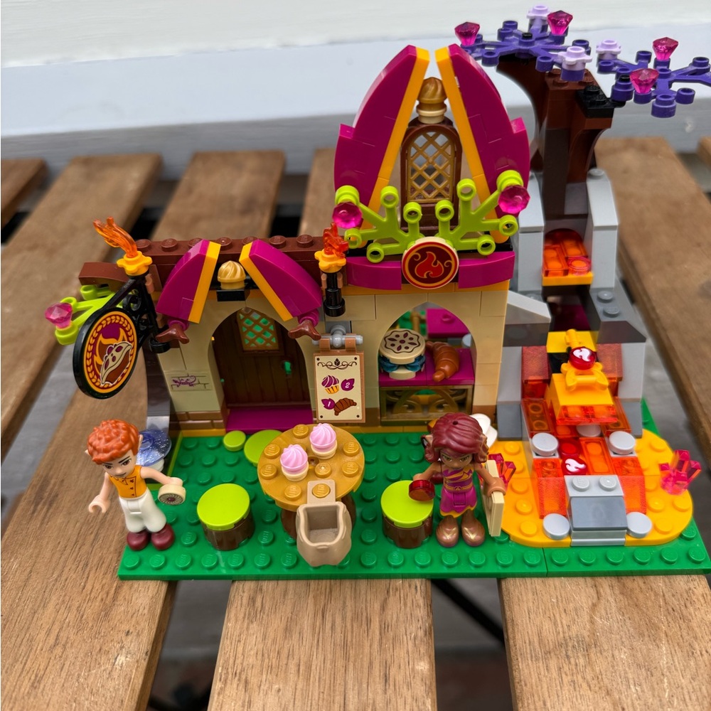 Retired LEGO® 41074 Elves Azari and the Magical Bakery - Picture 4 of 5